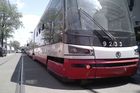 Kvůli technické závadě vykolejila na Vinohradech tramvaj, nikdo se nezranil