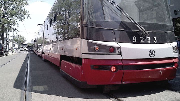 Kvůli technické závadě vykolejila na Vinohradech tramvaj, nikdo se nezranil
