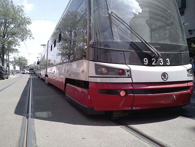 Záběr z dopravní nehody tramvaje a osobního vozu, ke které došlo krátce před 13h dne 31. 5. 2019 na křižovatce ulic Šaldová a Sokolovská v pražském Karlíně.