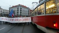 Průvod na chvíli zablokoval dopravu na trase Česká - Moravské náměstí - Lidická.