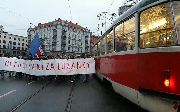 Průvod na chvíli zablokoval dopravu na trase Česká - Moravské náměstí - Lidická.