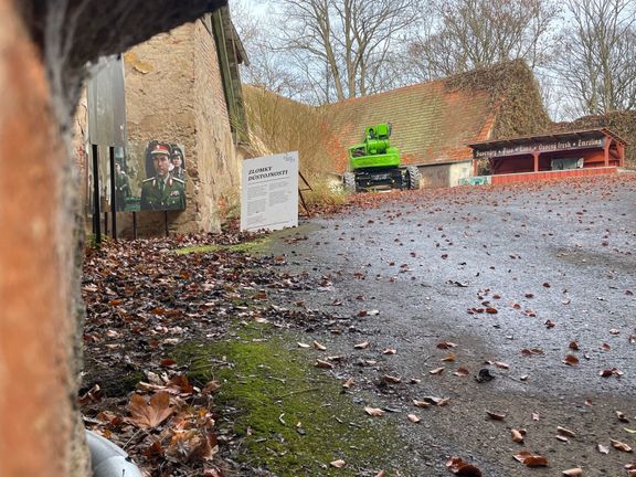 Do zámku je možné nahlédnout jen skrz zavřenou bránu.