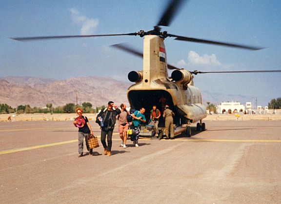 Sinaj 90. léta - evakuace vrtulníkem