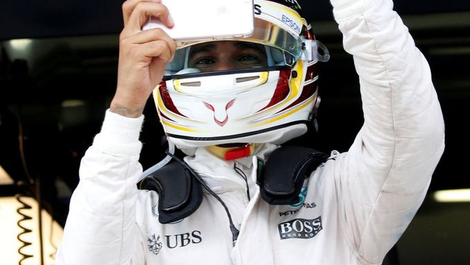 Lewis Hamilton oslavil pole position v Sepangu selfie.