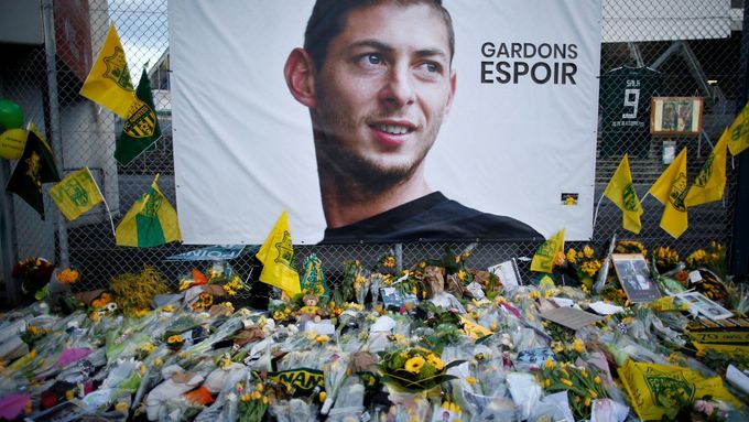 Fanoušci FC Nantes, kde Sala nastupoval, se s tragicky zahynulým fotbalistou loučili na stadionu i před ním.