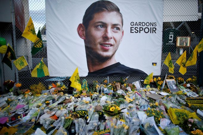 Fanoušci FC Nantes, kde Sala nastupoval, se s tragicky zahynulým fotbalistou loučili na stadionu i před ním.