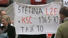 Petr Bakalář, autor kontroverzní knihy Tabu v sociálních vědách, přinesl na demonstraci tento transparent. Senátor %Štětina se dnešní demonstrace nezúčastnil, prý přijede ve čtvrtek do Vsetína.