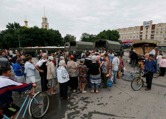 Obyvatelé Slavjansku čekající na potravinovou pomoc od vojáků ukrajinské armády. Prezident Poroshenko považuje znovuzískání městaza zlom v boji se separatisty.