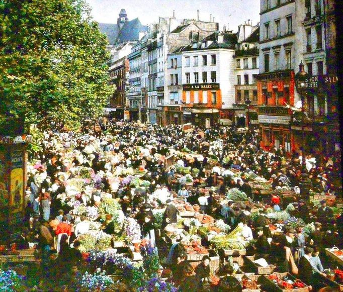 Autochrom  byl raný proces barevné fotografie patentovaný roku 1903 bratry Lumièrovými a komerčně vyráběný v letech 1907 až 1935.