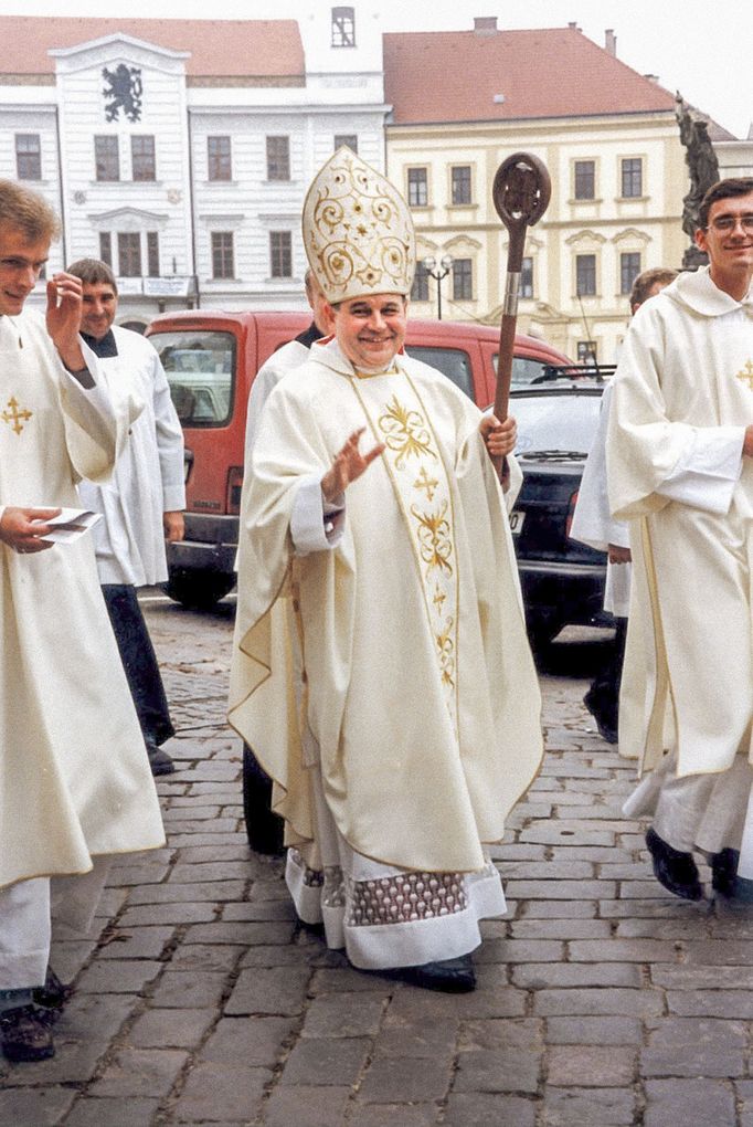 Život bývalého kardinála a pražského arcibiskupa pražského Dominika Duky na archivních snímcích.