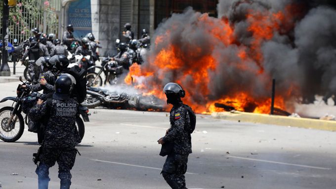 Protesty v den voleb ve Venezuele