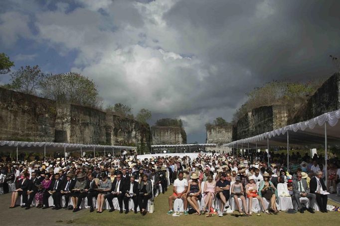 People pray during a minute of silence as part of a commemoration service for the 10th anniversary of the Bali bombing in Garuda Wisnu Kencana (GWK) cultural park in Jimbaran, Bali October 12, 2012. REUTERS/Johannes Christo/Pool (INDONESIA - Tags: ANNIVERSARY POLITICS) Published: Říj. 12, 2012, 6:20 dop.