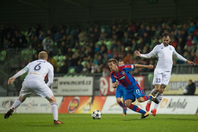 Plzeňský Patrik Hrošovský se protahuje s míčem mezi karvinskými Janem Šislerem (číslo 6) a Lukášem Budínským