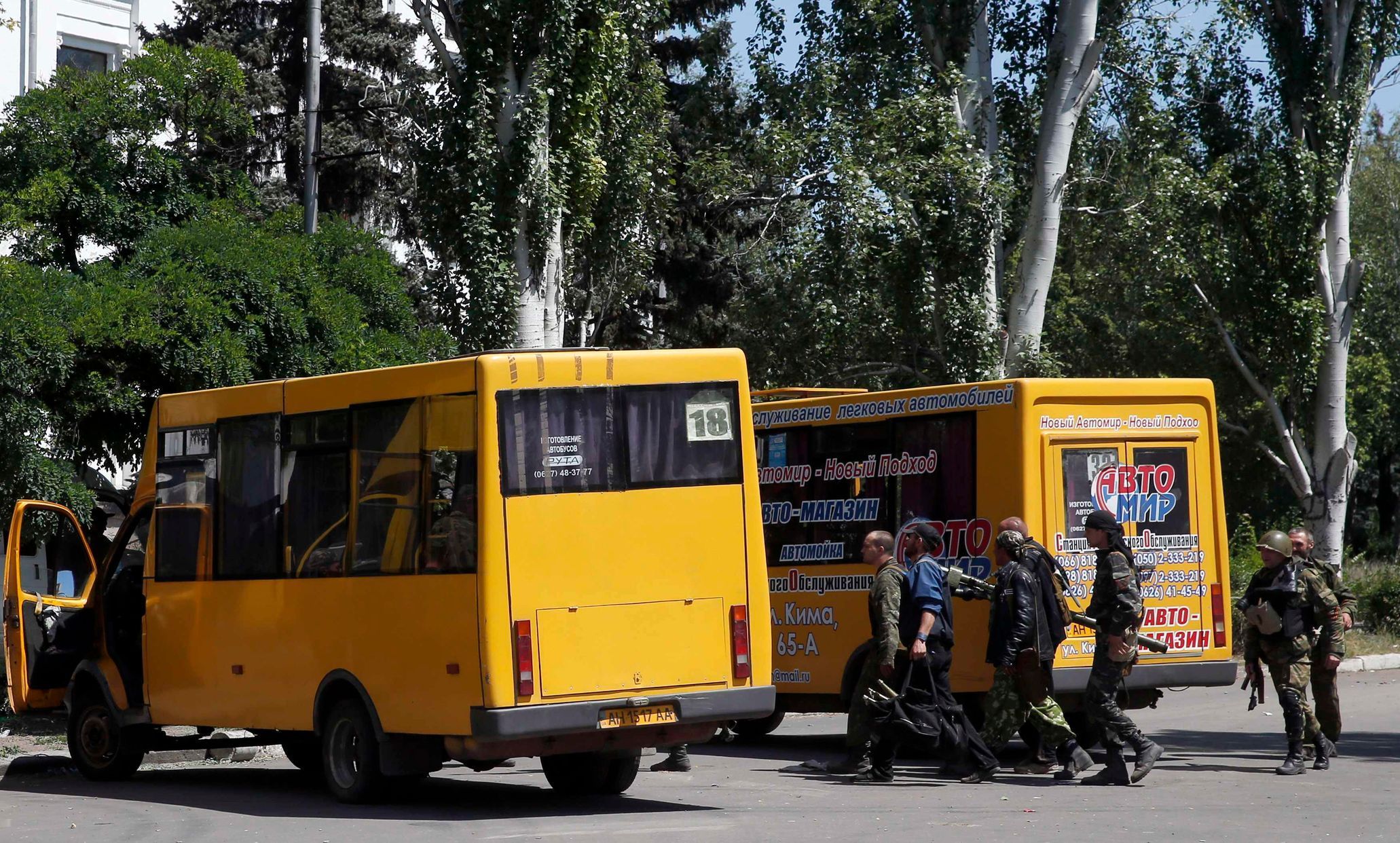 Proruští separatisté opouštějí pozice v Kramatorsku. Autobusy je odváží pryč.