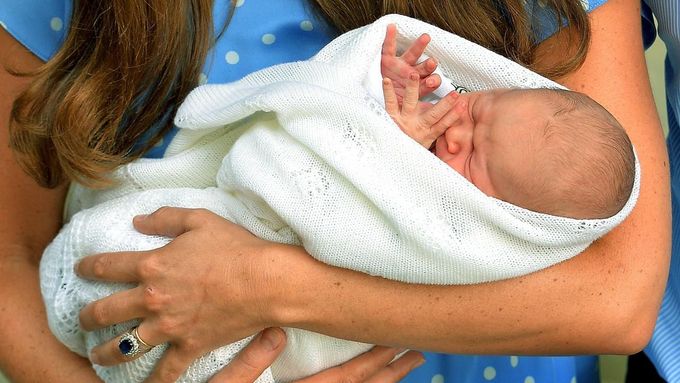 První snímek: Princ z Cambridge v náručí matky.