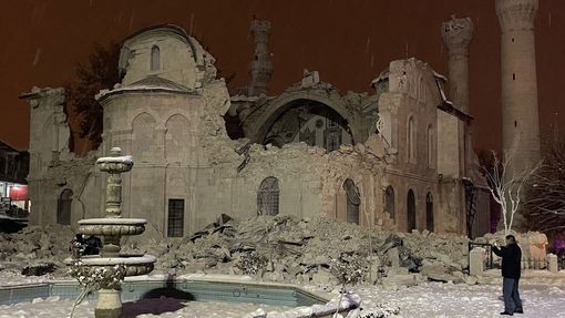 Pohled na částečně poškozenou historickou mešitu Yeni po zemětřesení v tureckém městě Malatya.