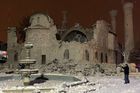 Pohled na částečně poškozenou historickou mešitu Yeni po zemětřesení v tureckém městě Malatya.