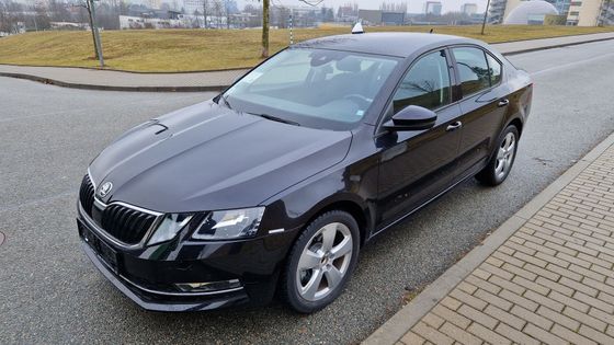 Na první pohled je to zcela obyčejná Škoda Octavia. Její výjimečnost tkví v malé anténě na střeše a krabičce v kufru.