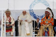 Papež se v Kanadě domorodcům omluvil za zneužívání dětí na internátních školách