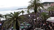 SPLIT (Chorvatsko) Na 40000 demonstrantů v chorvatském Splitu vyšlo do ulic aby protestovali proti zatčení generála Ante Gotoviny a jeho předání Mezinárodnímu trestnímu tribunálu v Haagu.