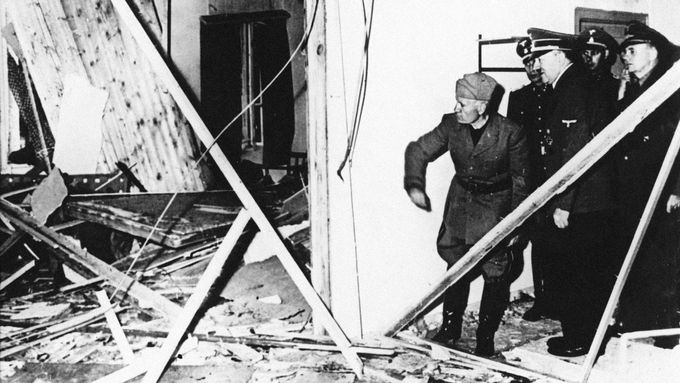 Hitler si prohlíží zničené prostory Vlčího doupěte v bývalém východním Prusku (dnes Polsko).