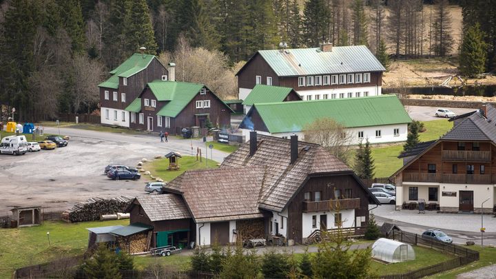 "Pořád se na nás někdo dívá." Šumavu místo pohraničníků křižují davy turistů