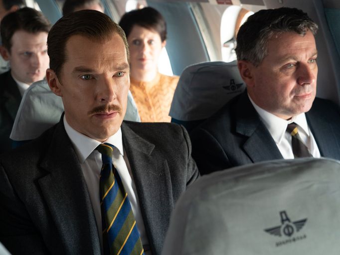 Vlevo je Benedict Cumberbatch jako Greville Wynne.