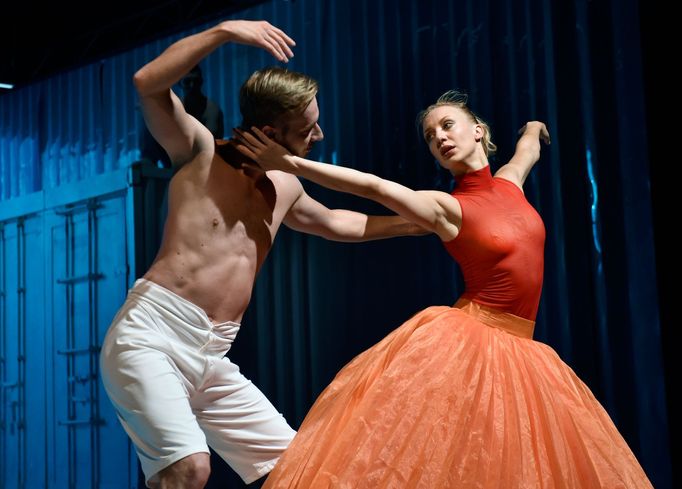 Jonáš Dolník jako Muž se svícnem a Kristina Kornová coby Dívka s pomerančem při zkoušce.