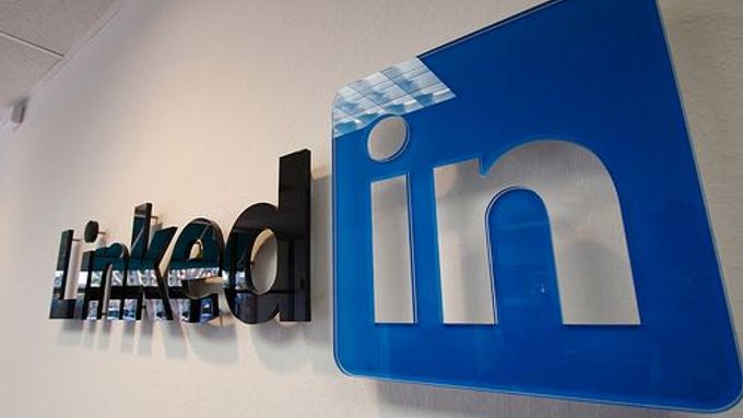 LinkedIn je profesní portál, kde máte šanci najít nové místo.