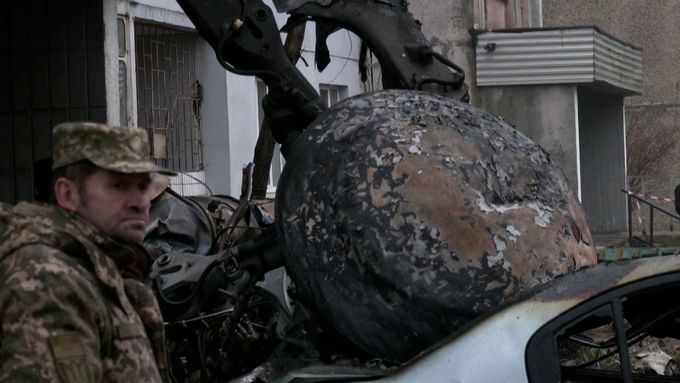 Při pádu ukrajinského vrtulníku poblíž školky zahynulo 18 lidí včetně ministra vnitra a několika dětí.