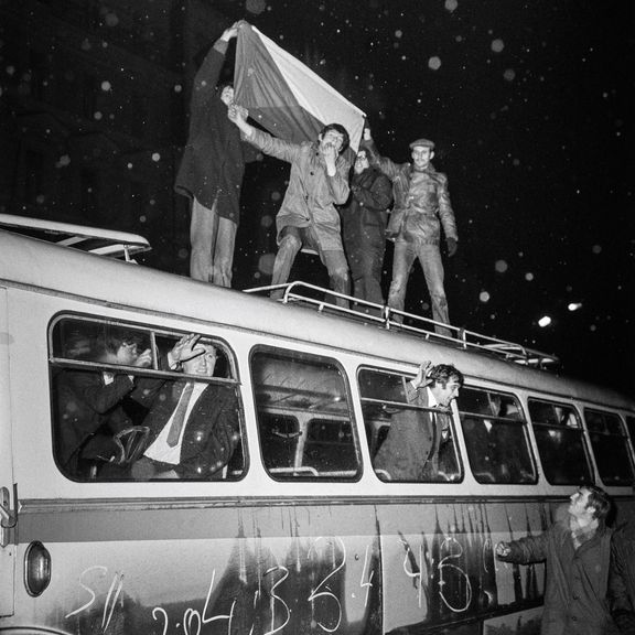 Snímek Emila Fafka z 28. března 1969 zachycuje oslavy v ulicích Prahy po vítězství československých hokejistů nad týmem Sovětského svazu.