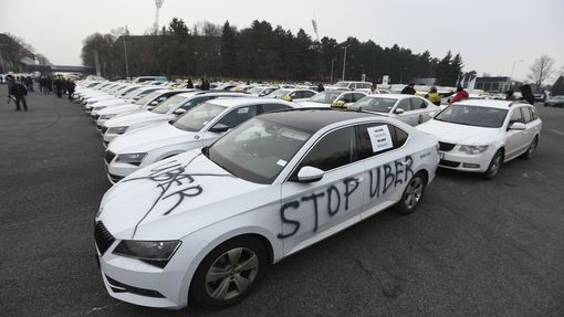 Taxikáři protestují v Praze proti Uberu a dalším podobným službám.