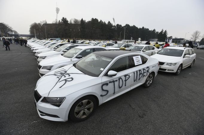 Taxikáři protestují v Praze proti Uberu a dalším podobným službám.