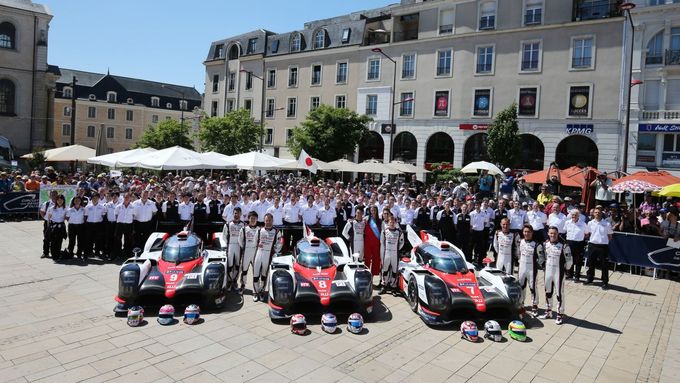 Tři prototypy, devět jezdců a desítky členů týmu. To jsou zbraně Toyoty na letošní čtyřiadvacetihodinovku v Le Mans.