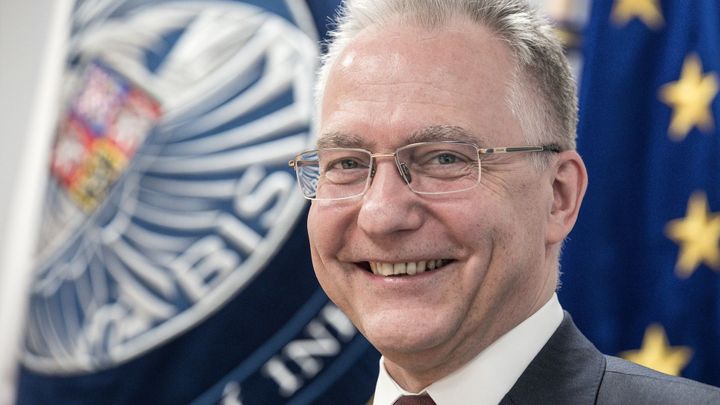 Zamlčuje informace, neplní povinnosti. Zemanova analýza shrnuje výtky k šéfovi BIS