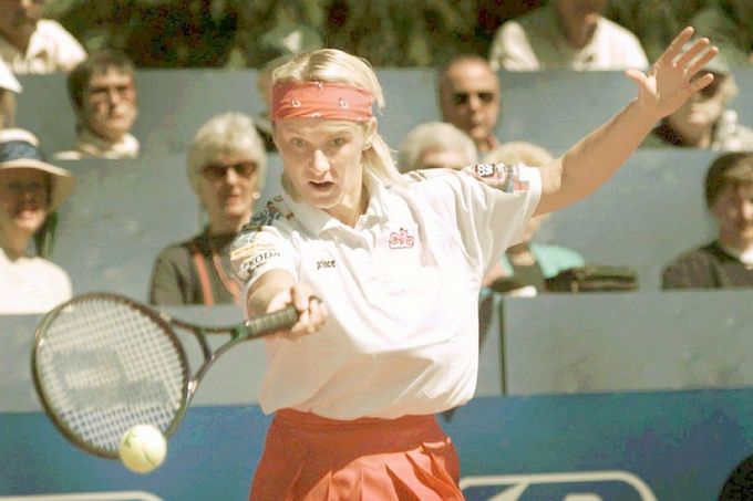 Tenistka Jana Novotná během sportovního utkání v roce 1996.