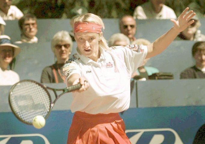 Tenistka Jana Novotná během sportovního utkání v roce 1996.