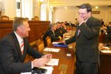 Topolánkova vláda poprvé ve sněmovně - září 2006. Předseda vlády se zdraví s ministrem zahraničí.