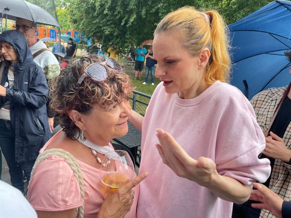 Herečka Iva Pazderková se snaží zklidnit jednu z kritiček premiéra Petra Fialy.