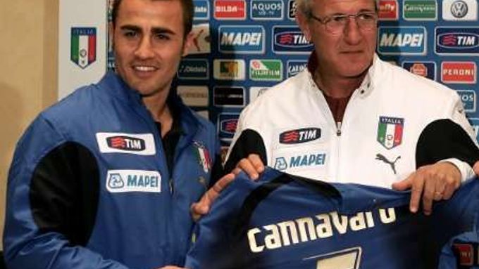 Kouč Marcello Lippi (vpravo) a obránce Fabio Cannavaro.