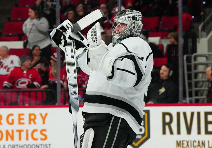 Brankář David Rittich slaví v NHL výhru Los Angeles proti Carolině.