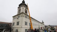 Desítky lidí se sešly ve studeném pátečním odpoledni v Kutné Hoře u Galerie Středočeského kraje, dříve jezuitské koleje.