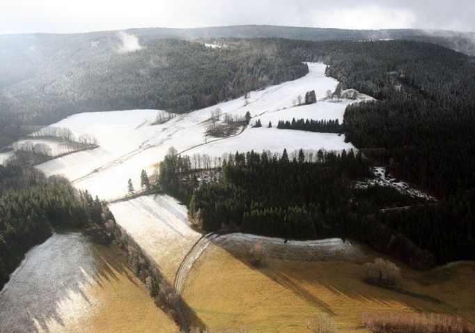 Sníh v současnosti leží jen na nejvyšších hřebenech Šumavy. V tomto týdnu by se však mělo ochladit a snad bude i sněžit. Pod tíhou sněhu a námrazy však mohou padat další stromy.