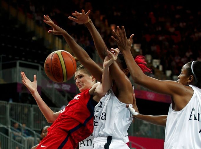 Česká basketbalistka Ilona Burgrová blokuje Angolky Nacisselu Mauriciovou a Angelu Cardosovou v utkání skupiny A na OH 2012 v Londýně.