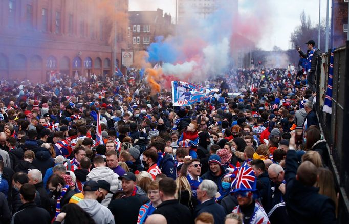 Fanoušci Glasgow Rangers slaví zisk 55. titulu ve skotské lize.