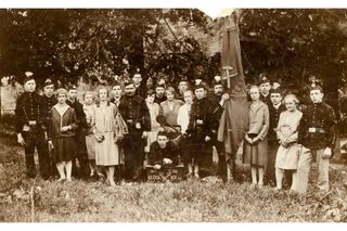 Obyvatelé města Dobšiná na skupinové fotografii, pravděpodobně 30. léta 20. století.