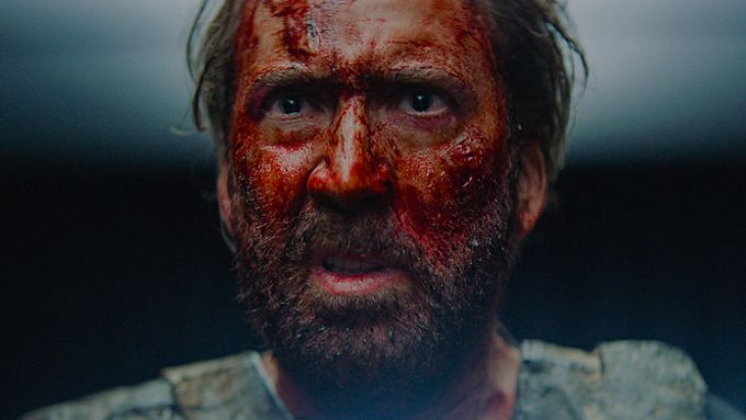 Nicolas Cage je monstrem i obětí, chcípákem i největším macho chlapákem v okolních lesích.