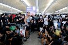 Demonstrace v Hongkongu pokračují, letiště zrušilo všechny spoje