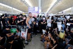 Demonstrace v Hongkongu pokračují, letiště zrušilo všechny spoje