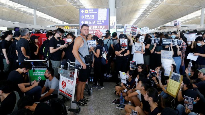 Demonstrace v Hongkongu pokračují, letiště zrušilo všechny lety